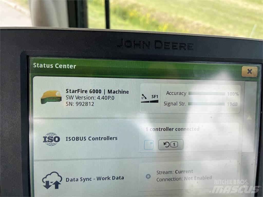 John Deere 6215R الجرارات