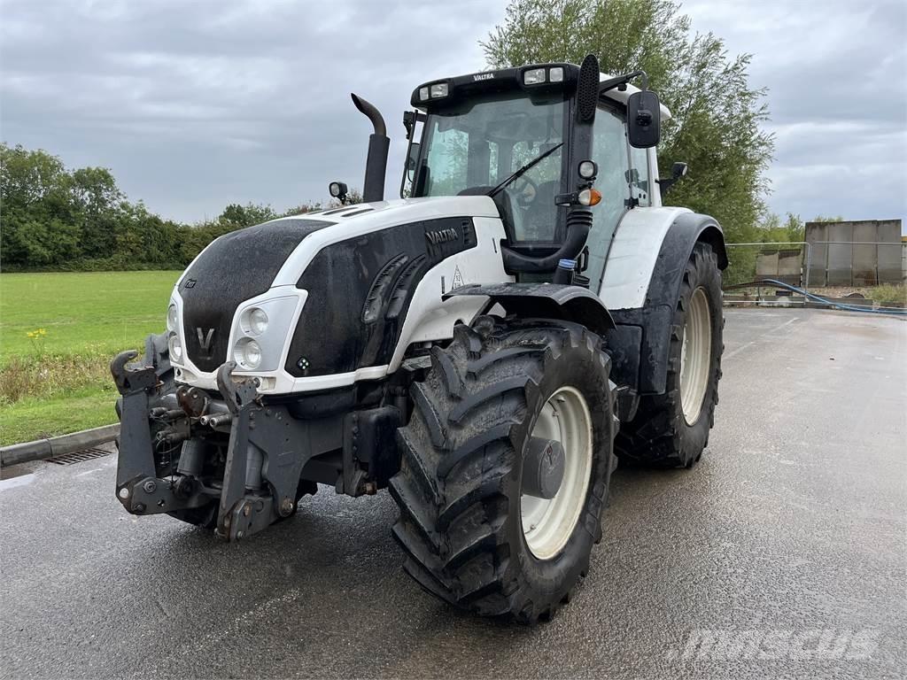 Valtra T203D الجرارات
