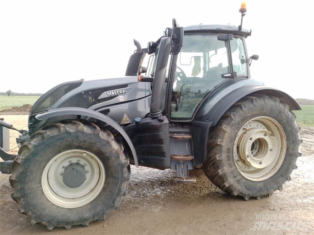 Valtra T254V الجرارات