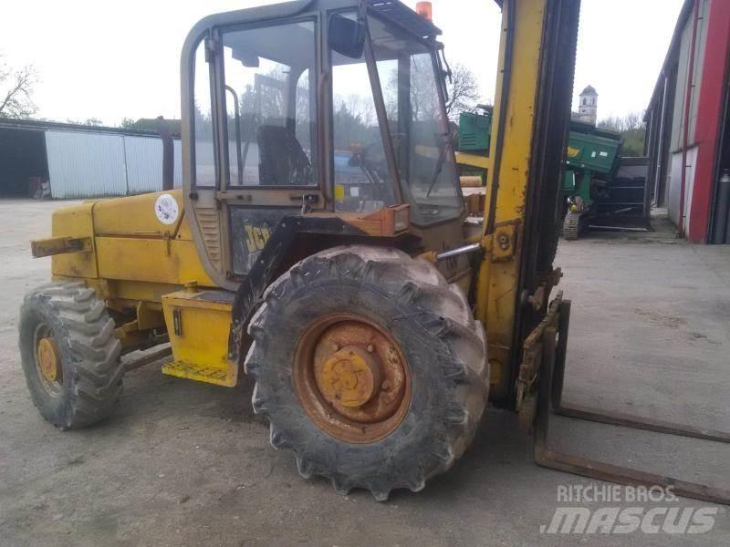 JCB 930 شاحنات الطرق الوعرة