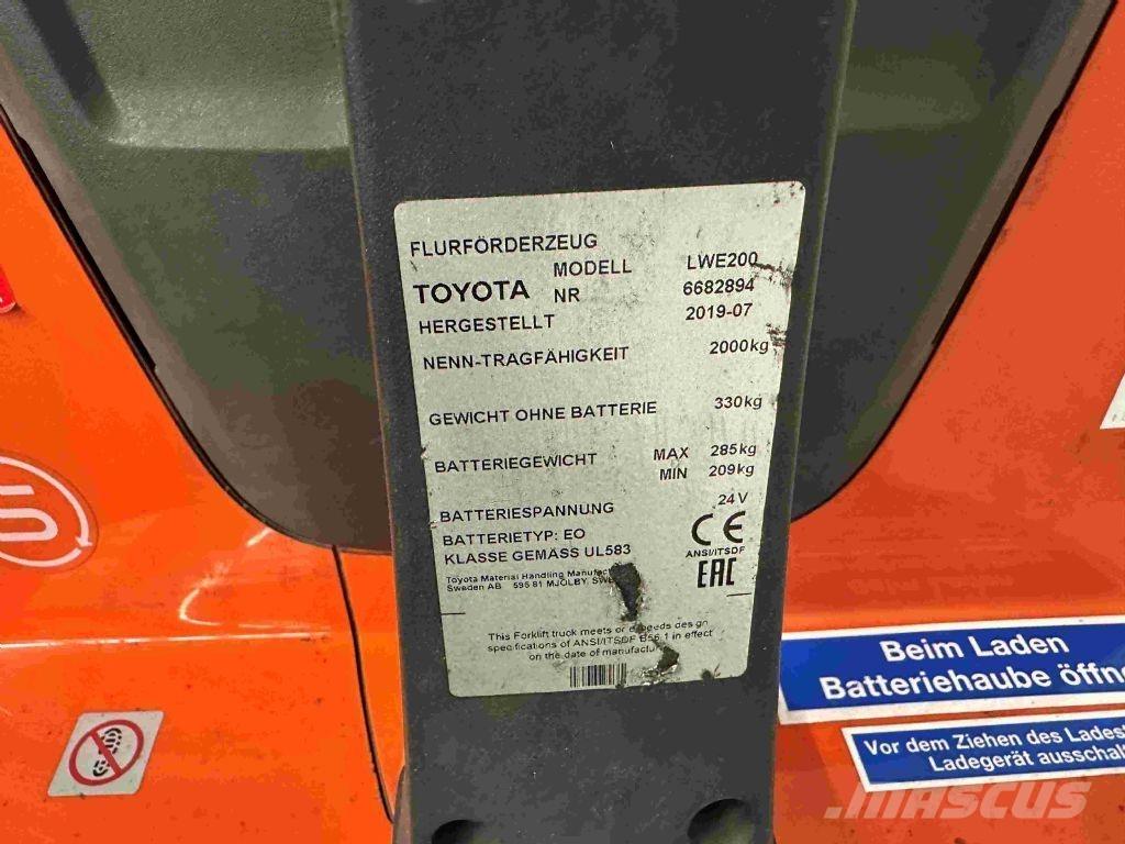 Toyota LWE 200 معدات الرفع منخفض المستوى