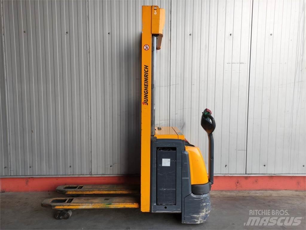Jungheinrich EJC 212 Z معدات التكديس الجوالة