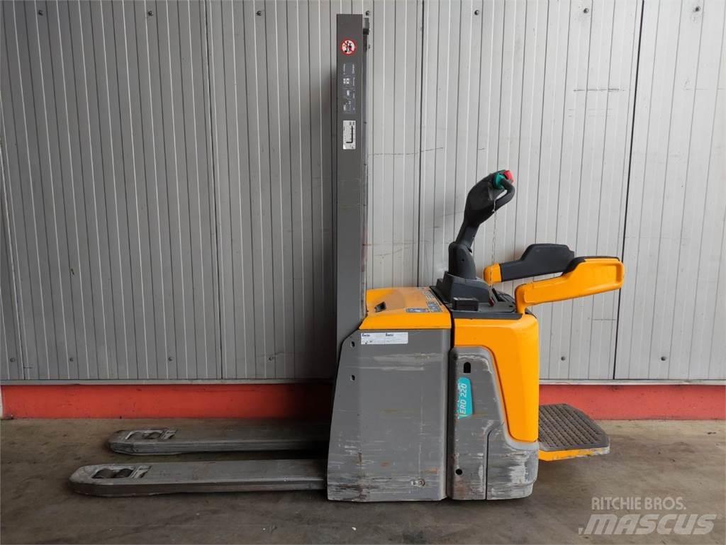 Jungheinrich ERD220 معدات التكديس الجوالة