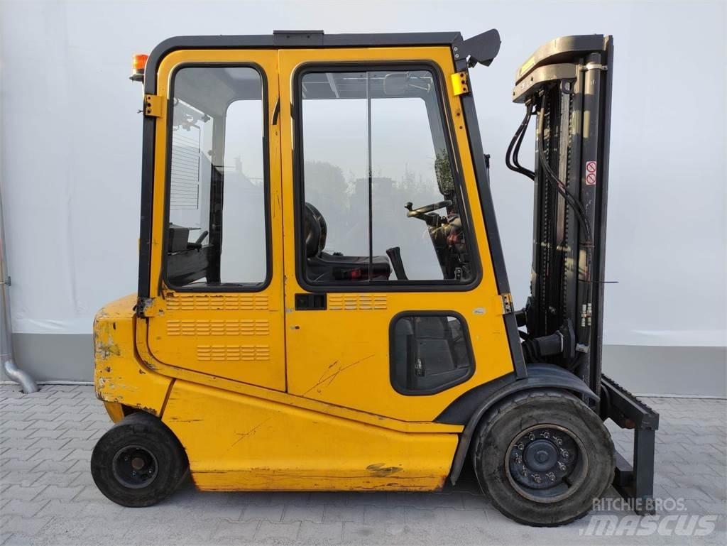 Om-Pimespo XE40 شاحنات ذات رافعات شوكية تعمل بالكهرباء